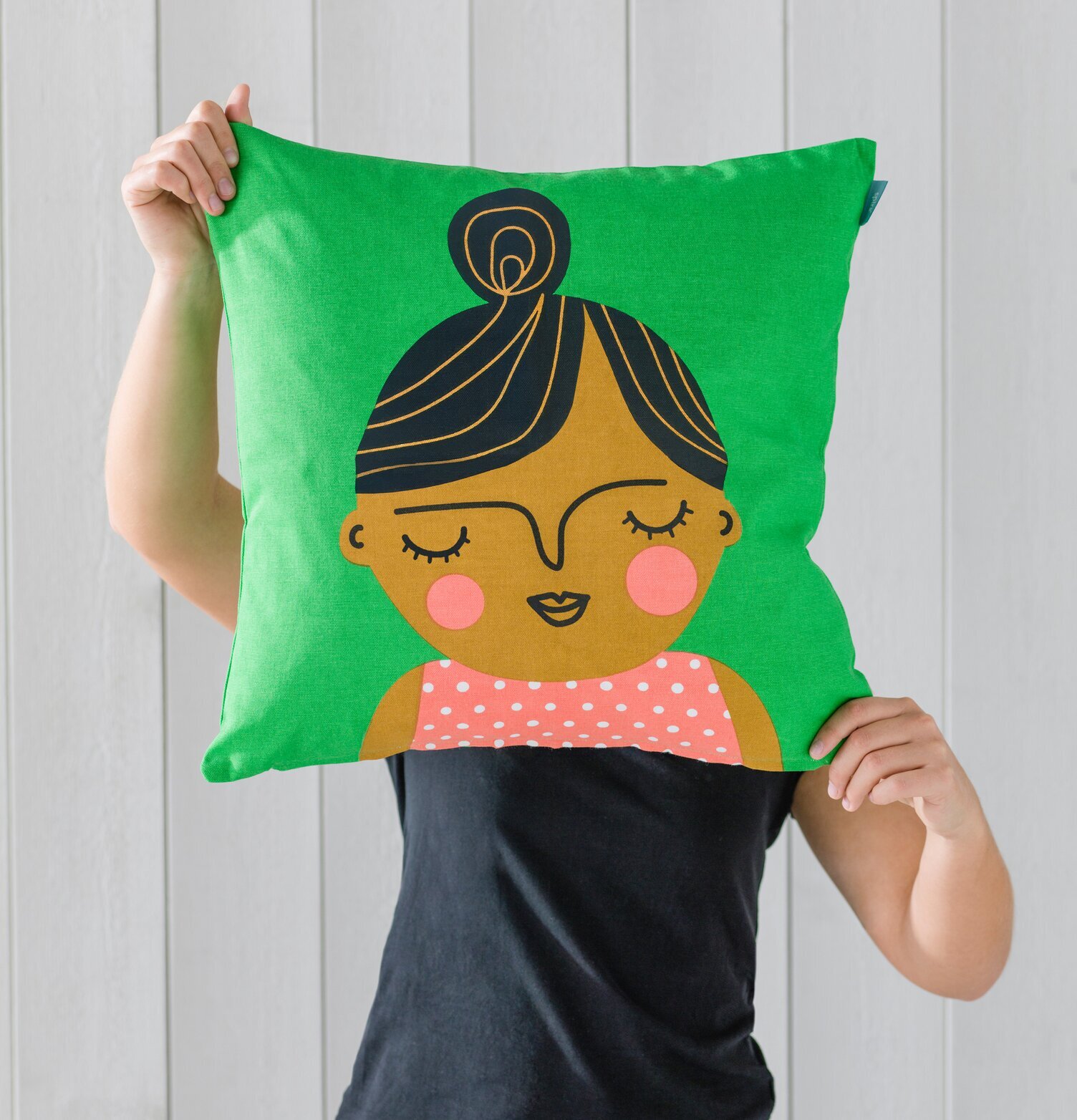 Kuddfodral Esmeralda från Spira med färgstark kvinnodesign