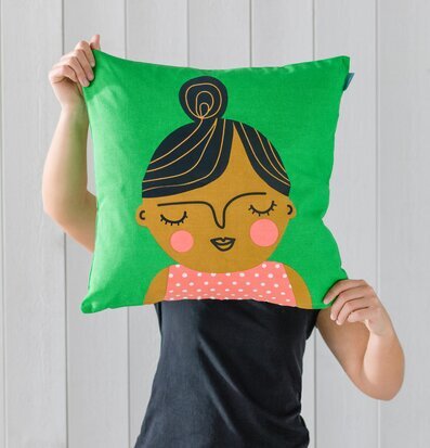 Kuddfodral Esmeralda från Spira med färgstark kvinnodesign