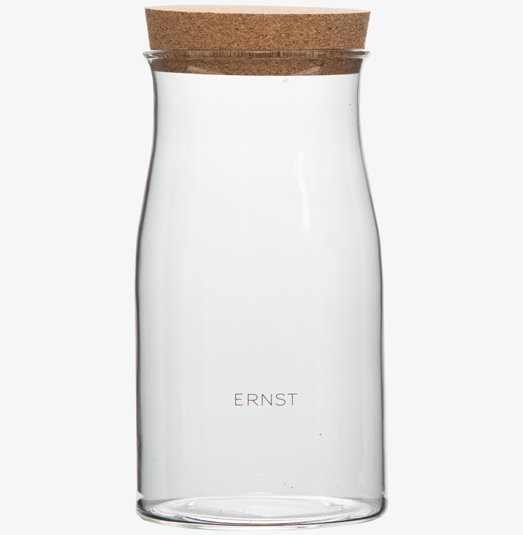 Karaff Med Korklock från Ernst mot vit bakgrund