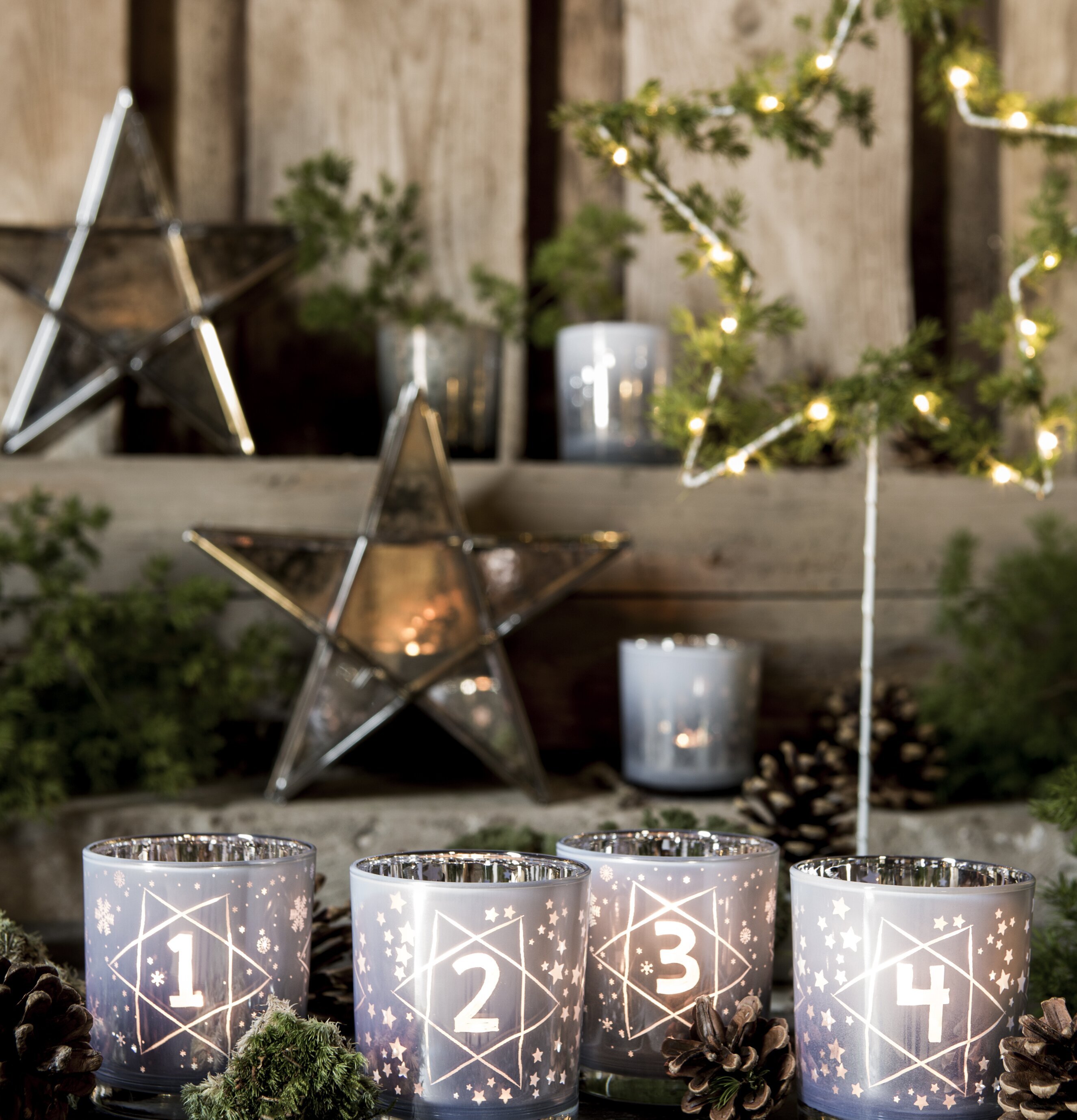 Adventslyktor Faded White från Majas Cottage på träbord