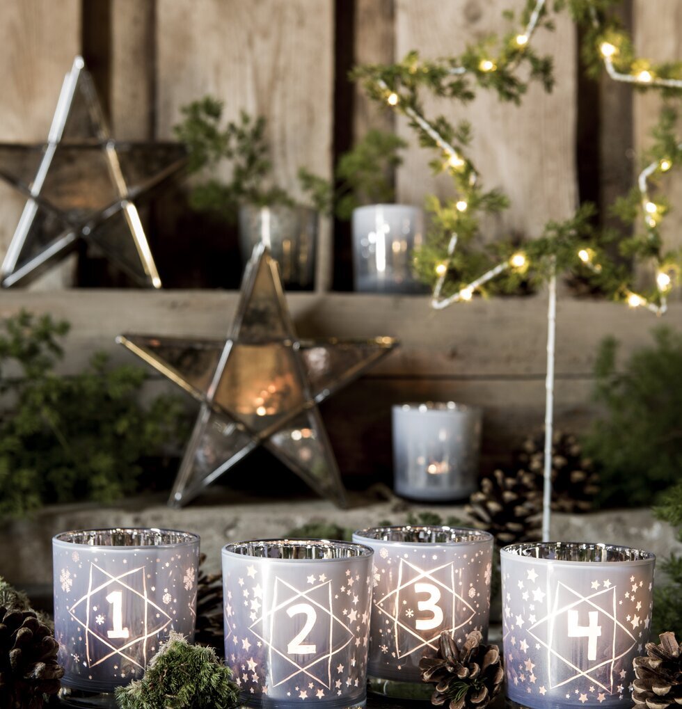 Adventslyktor Faded White från Majas Cottage på träbord