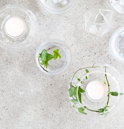 Lindhov Glasboll Stor från Storefactory med ljus och växter