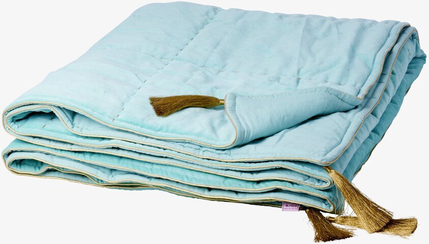 Sammetsfilt Mintblå från Rice med gyllene tofsar och beige kant