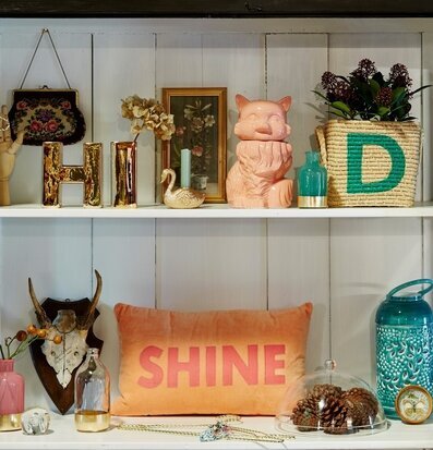 Lanterna Jade Medium från Rice i jadegrön färg på hylla