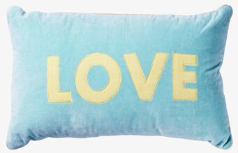 Sammetskudde Mintblå LOVE från Rice med gula bokstäver
