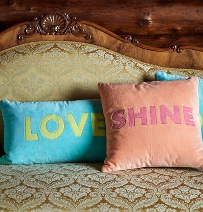 Sammetskudde Korall SHINE från Rice på lyxig soffa