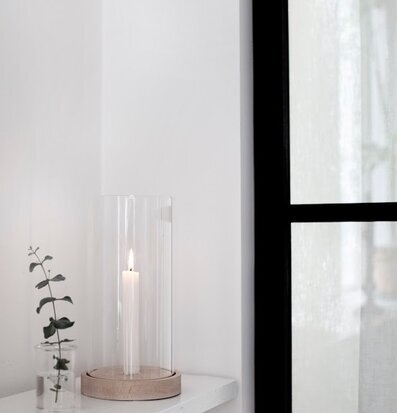 Lampett Med Träfot från Ernst på vit hylla med glasvas