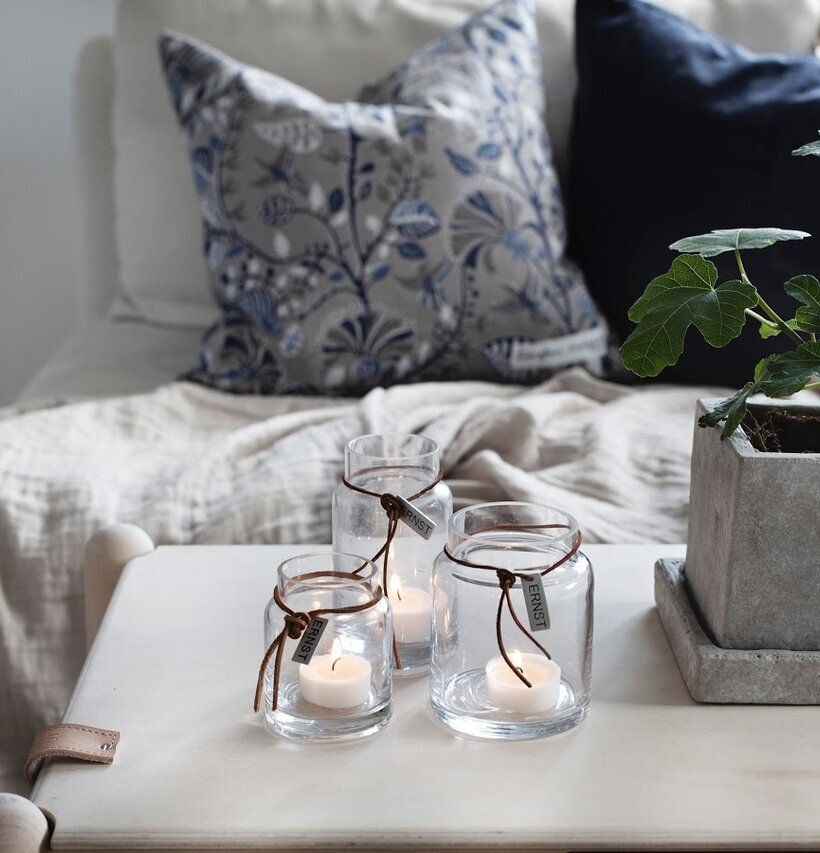 Kruka Med Fat Grå från Ernst på träbord med växt och lyktor