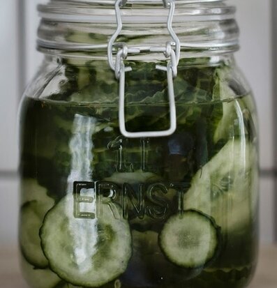 Glasburk Med Spännlock 1 Liter från Ernst fylld med gurkor