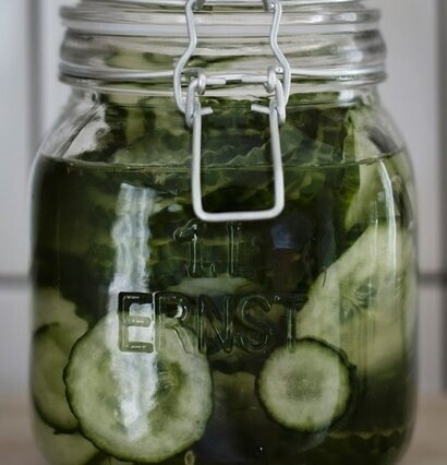 Glasburk Med Spännlock 1 Liter från Ernst fylld med gurkor