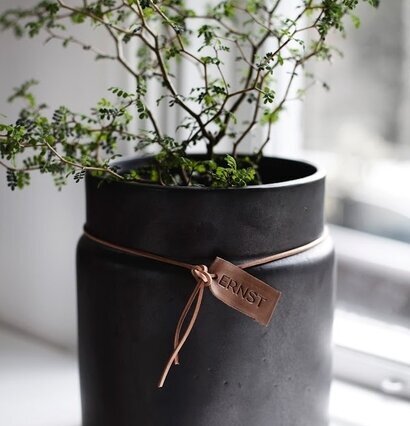 Kruka Med Läderband L Grå från Ernst i stilren inomhusmiljö