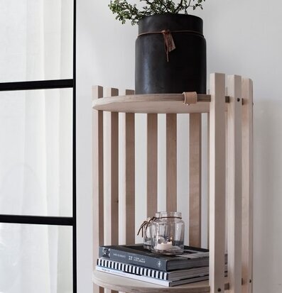 Hylla Gömma Hög från Ernst med böcker och krukväxt