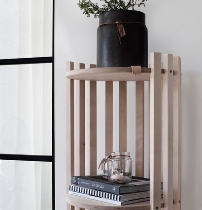 Hylla Gömma Hög från Ernst med böcker och krukväxt