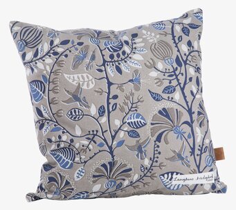 Kudde Längtans Trädgård Beige/Blå från Ernst i soffa