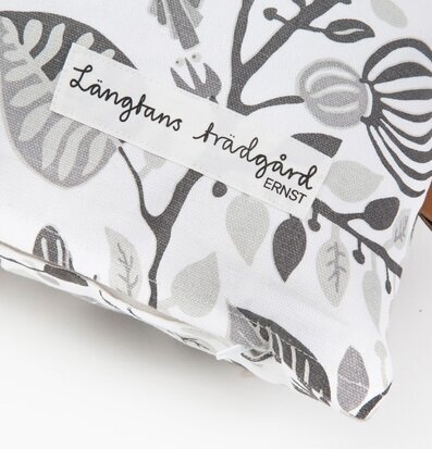 Kudde Längtans Trädgård Vit/Grå från Ernst med bladmotiv