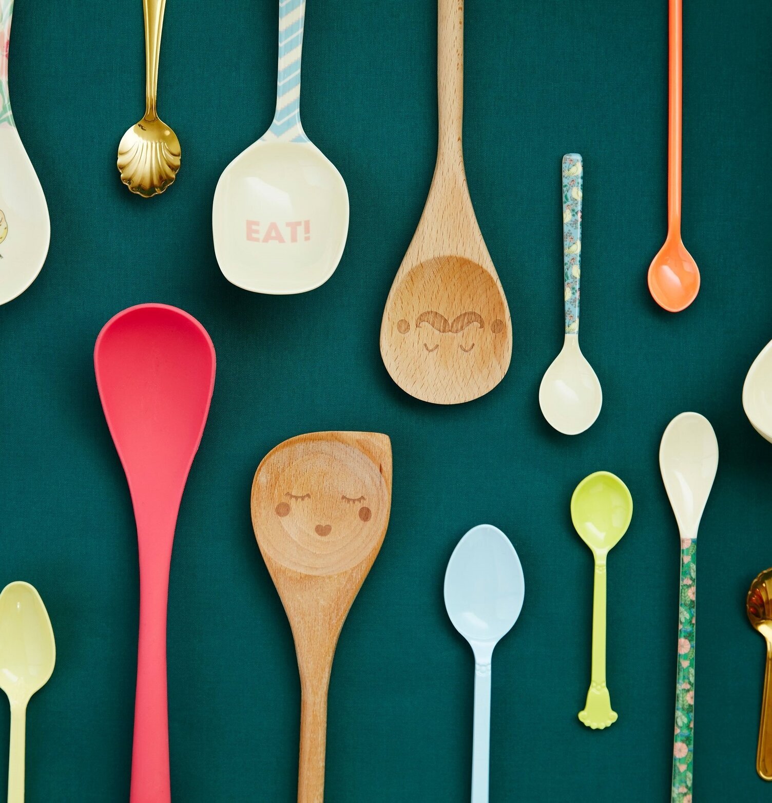 Matlagningsslev Smiling Moustache från Rice på grön bakgrund