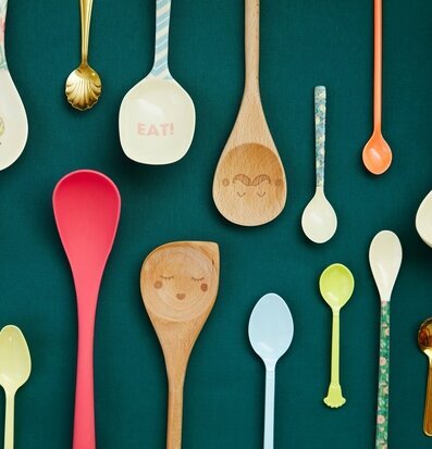 Matlagningsslev Smiling Moustache från Rice på grön bakgrund