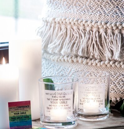 Ljuslykta Pride Inkl Kort från Majas Cottage på träbord