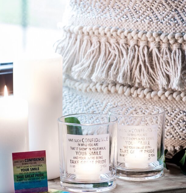 Ljuslykta Pride Inkl Kort från Majas Cottage på träbord