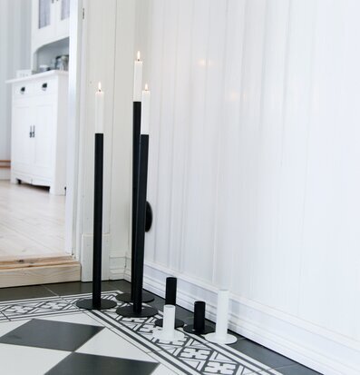 Eksund Svart Stor ljusstake från Storefactory i vardagsrum