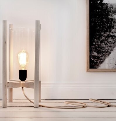Lampa Trä & Glas från Ernst på ljust trägolv med vit vägg