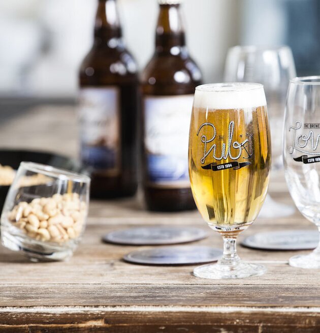 Bar Ölglas 4-Pack från Sagaform på rustik träbänk med ölflaskor