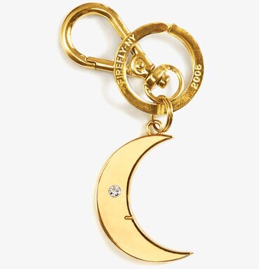Bag Charms Crescent Moon Gold från Firefly på vit bakgrund