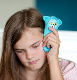 Barn använder Bulglass Dit från Tröstisar mot sitt öra