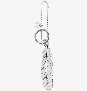 Bag Charms Feather Silver från Firefly i elegant design