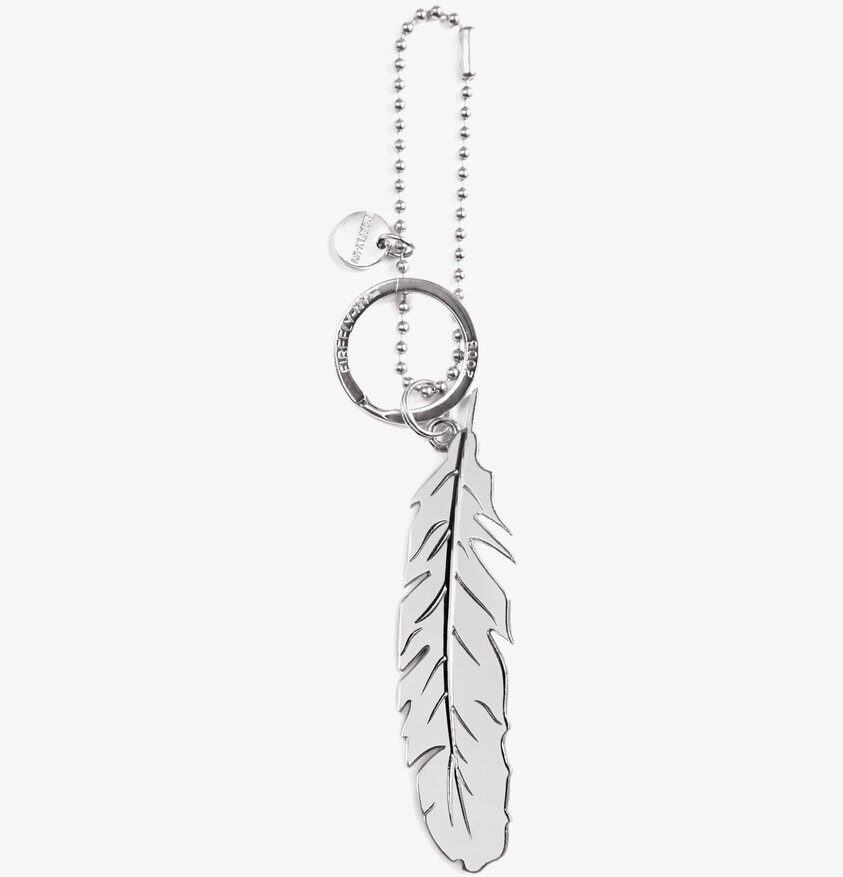 Bag Charms Feather Silver från Firefly i elegant design