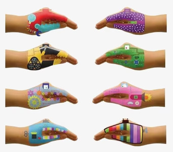 Handtatueringar Robotar från Worldwide co med färgglada mönster