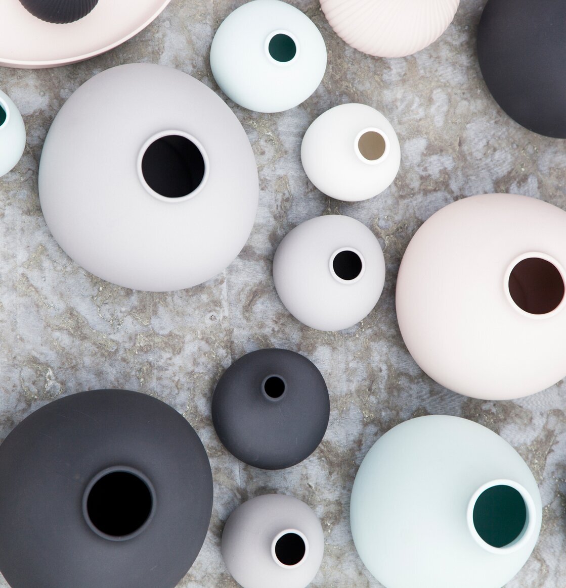 Källa Vas Bullig Vit från Storefactory med andra vaser