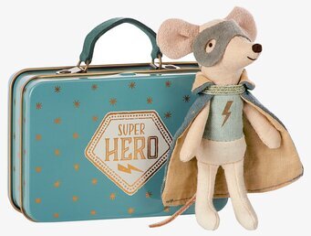Mouse Guardian Hero från Maileg med koffert och superhjältecape