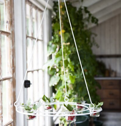 Virestad Ljuskrona Vit från Storefactory i solbelyst rum