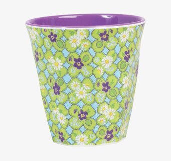 Foto av mugg med livfullt blommönster och lila insida