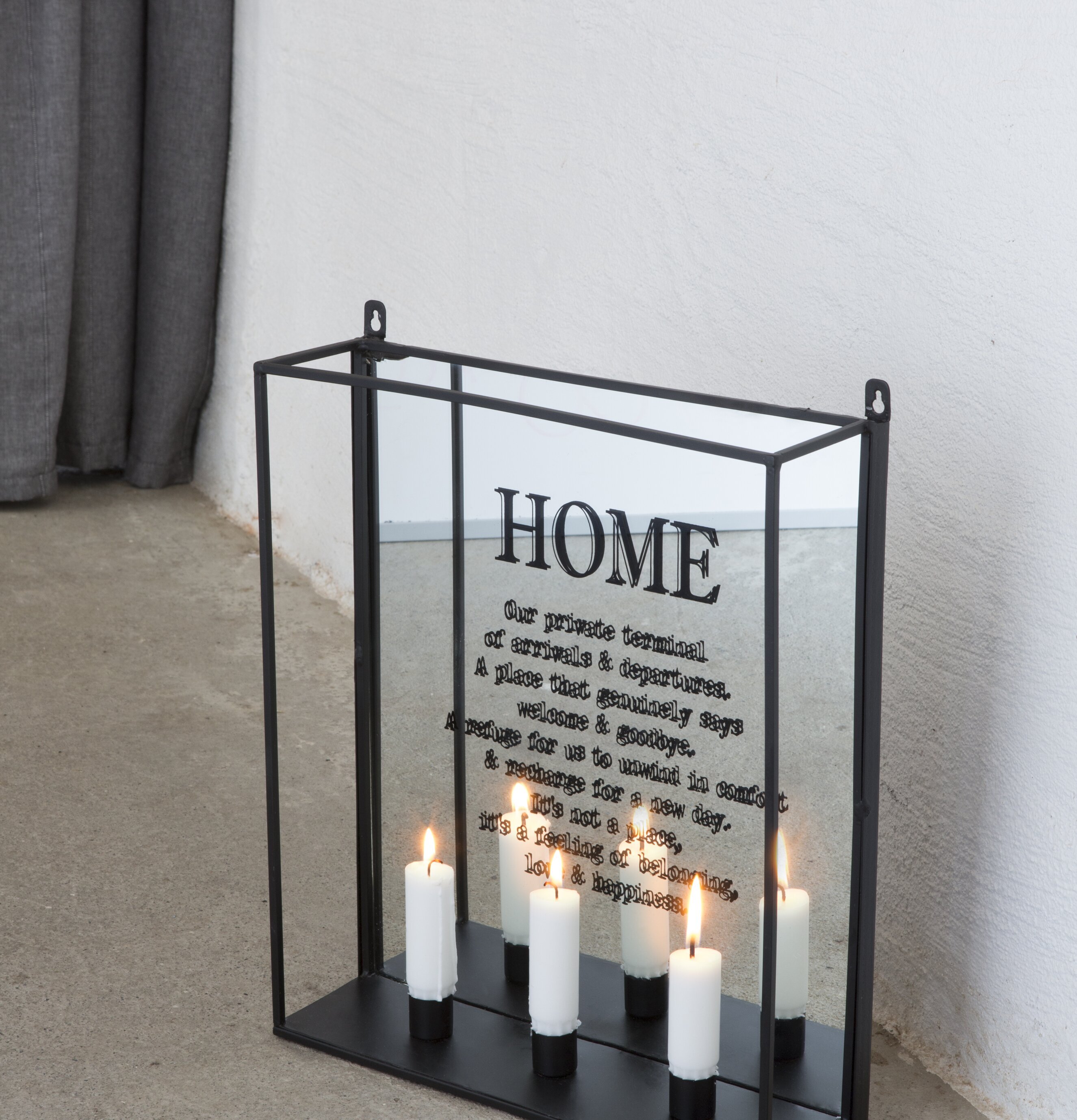 Vägglykta Home från Majas Cottage på vitkalkad vägg