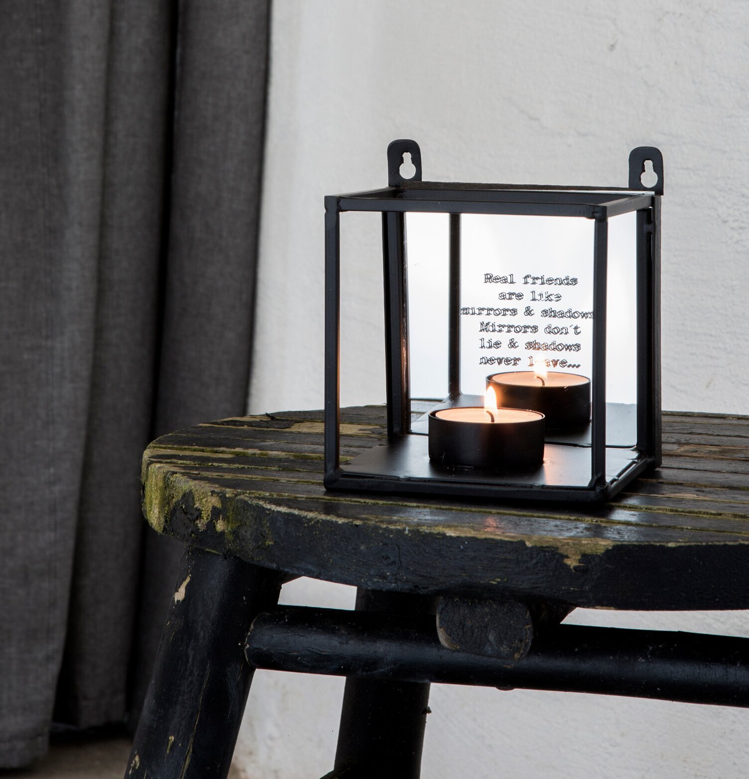 Vägglykta Friends från Majas Cottage med ingraverad text