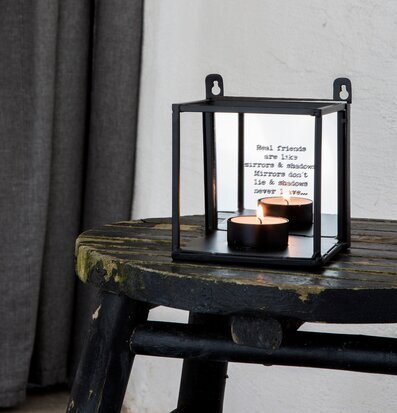 Vägglykta Friends från Majas Cottage med ingraverad text