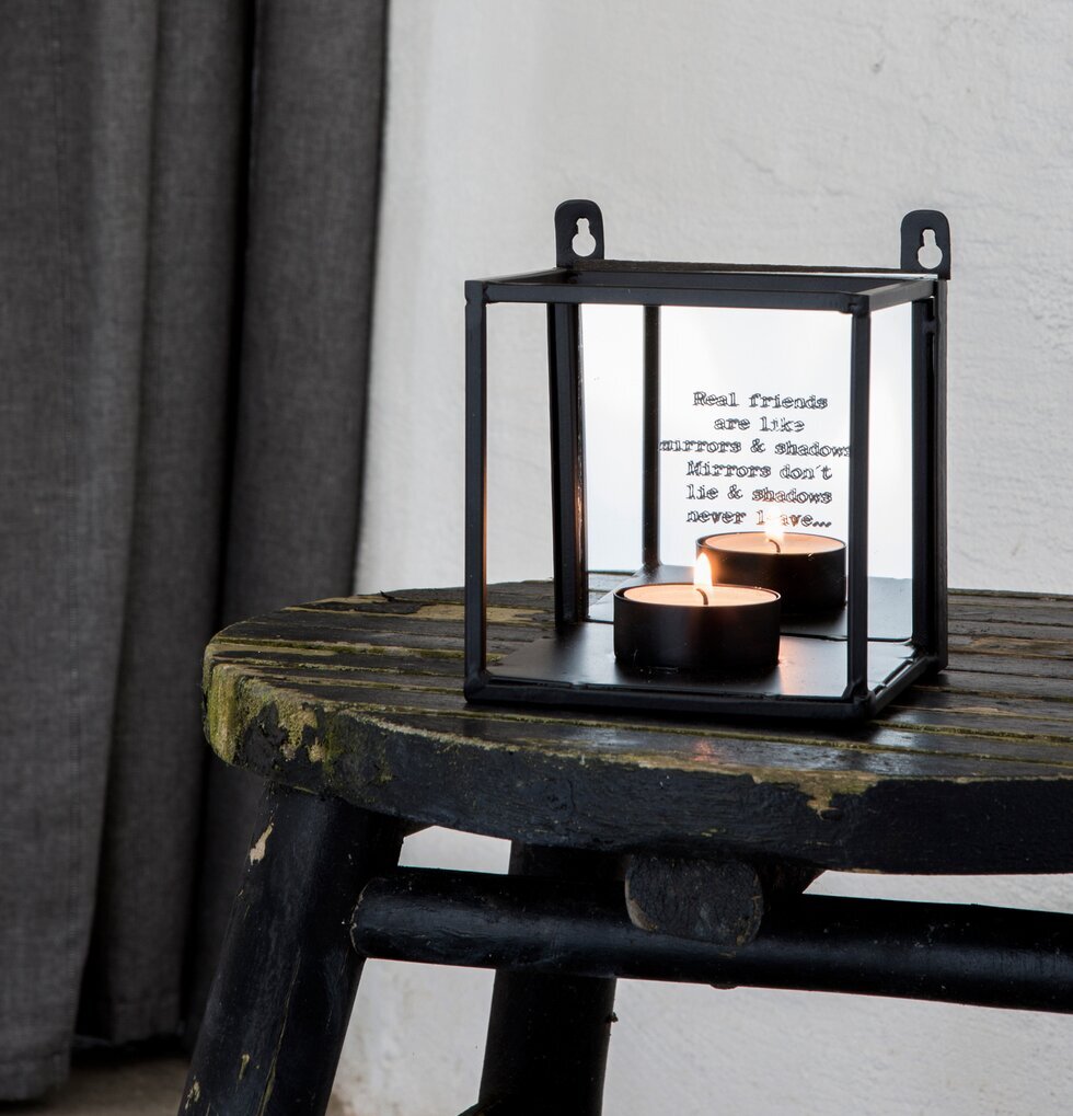 Vägglykta Friends från Majas Cottage med ingraverad text