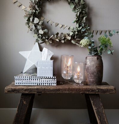 Servettbox Reindeer Grey från Nordic Tissue i vintermiljö