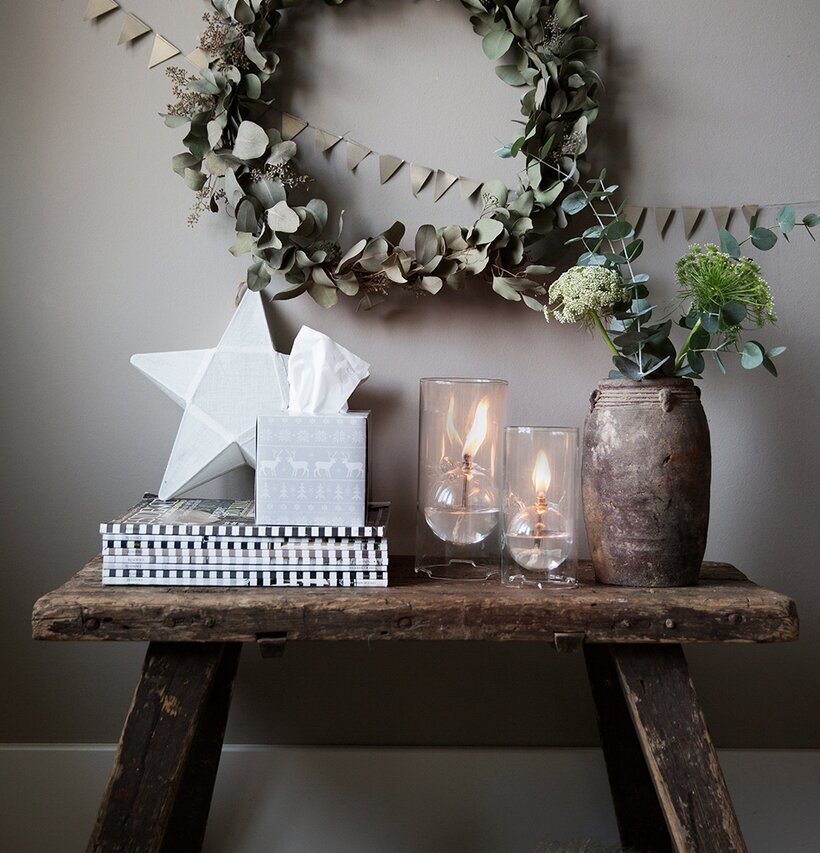 Servettbox Reindeer Grey från Nordic Tissue i vintermiljö