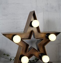 Lampa Stjärna Cirkus Guld från Silkflower på vit tegelvägg