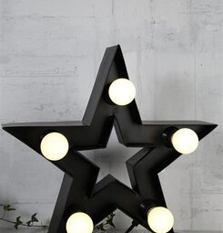 Lampa Stjärna Cirkus Svart från Silkflower i rustik miljö