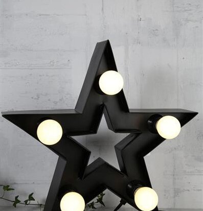 Lampa Stjärna Cirkus Svart från Silkflower i rustik miljö