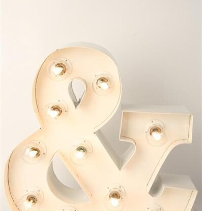 Lampa Cirkus &-Tecken Vit från Silkflower mot vit bakgrund