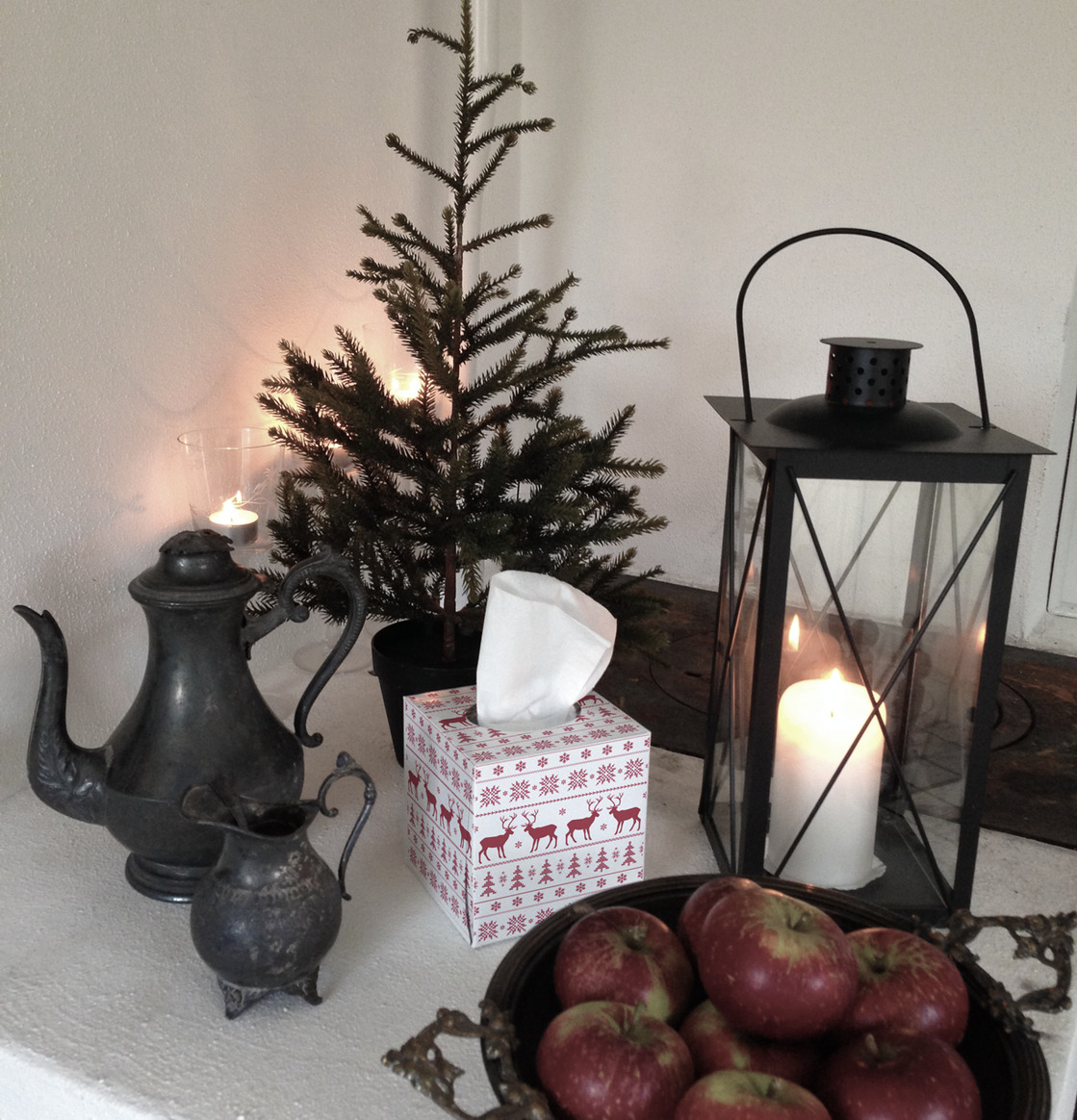 Servettbox Reindeer Red från Nordic Tissue med julmotiv