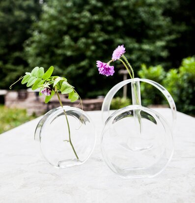 Storefactory Grimsta Vas Liten på ett stenbord utomhus