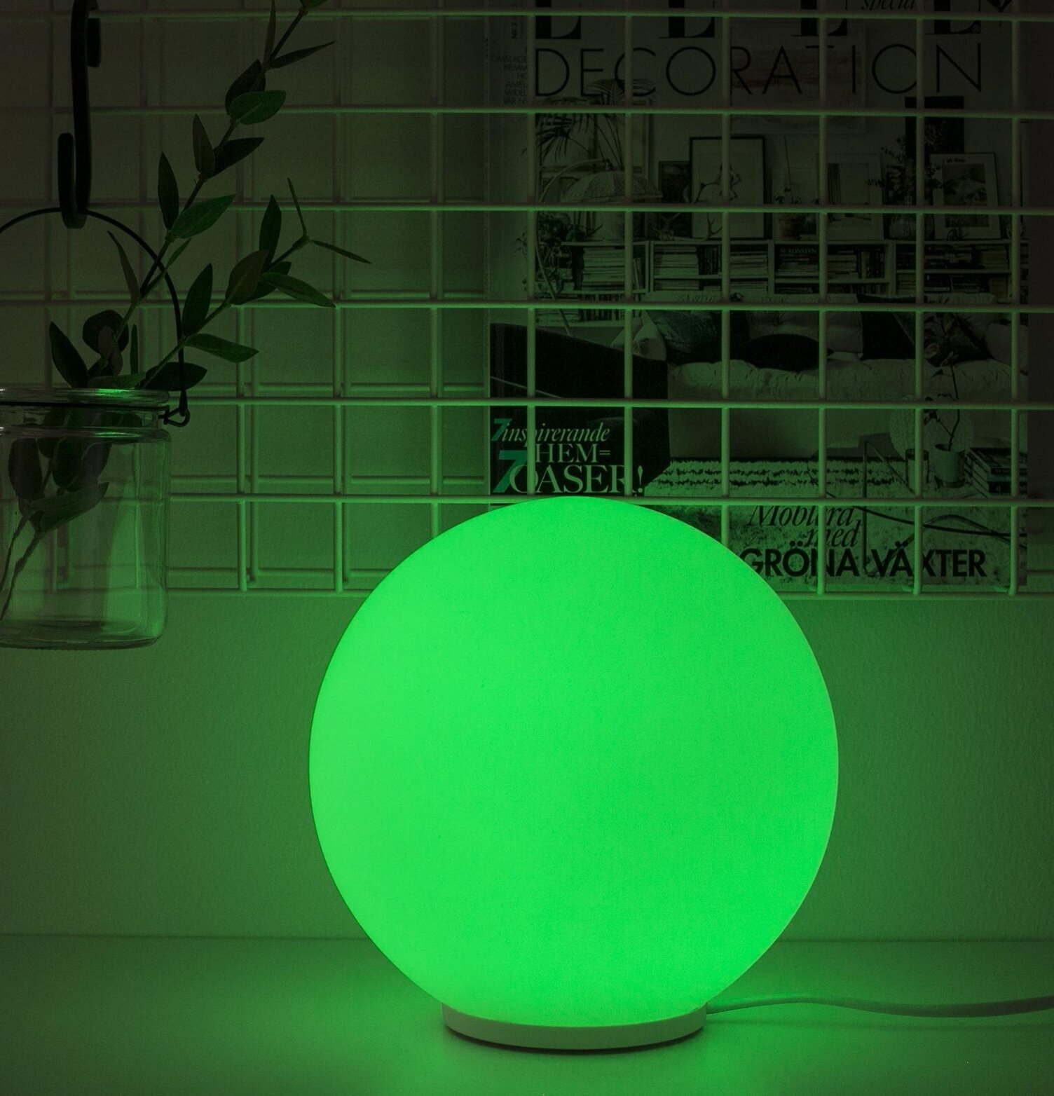 Glaslampa Rund från Havsö med frostat glas och grön glöd