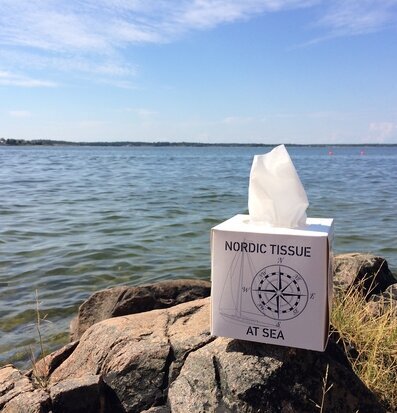 Servettbox At Sea från Nordic Tissue på en klippa vid sjön