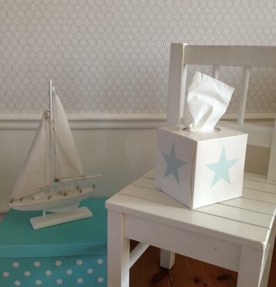 Servettbox STAR Turkos från Nordic Tissue på vit trämöbel